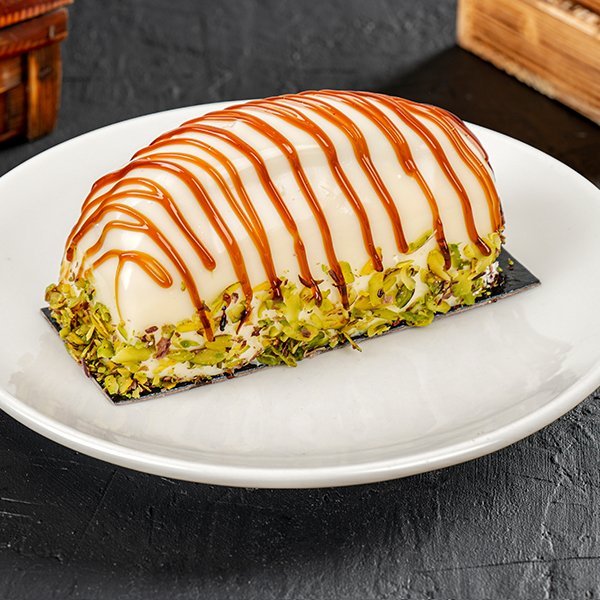 Beyaz çikolata kaplı muzlu pasta dilimi